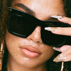 Dezi “fall back” black sunglasses